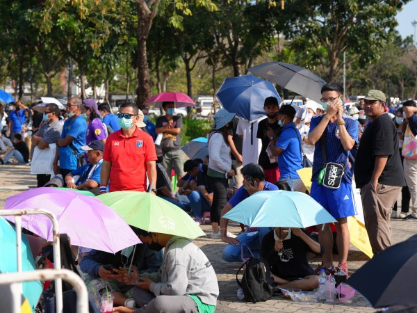 An ninh được siết chặt, CĐV nữ Việt Nam xinh đẹp làm rực rỡ sân Thammasat