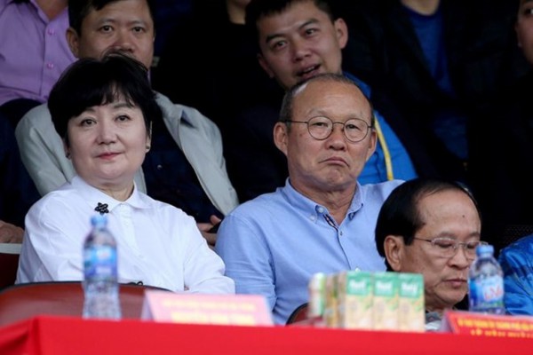 Bà Choi Sang-a sang Bangkok, sát cánh và tiếp sức mạnh cho ông xã Park Hang-seo