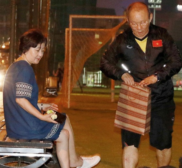 Bà Choi Sang-a sang Bangkok, sát cánh và tiếp sức mạnh cho ông xã Park Hang-seo