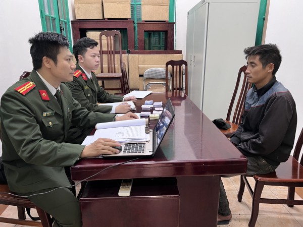 Bắt 3 đối tượng có hành vi mua bán, làm giả vé thu phí đường bộ Bắt 3 đối tượng có hành vi mua bán, làm giả vé thu phí đường bộ