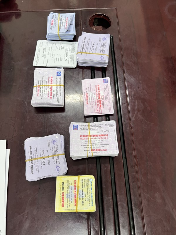 Bắt 3 đối tượng có hành vi mua bán, làm giả vé thu phí đường bộ Bắt 3 đối tượng có hành vi mua bán, làm giả vé thu phí đường bộ