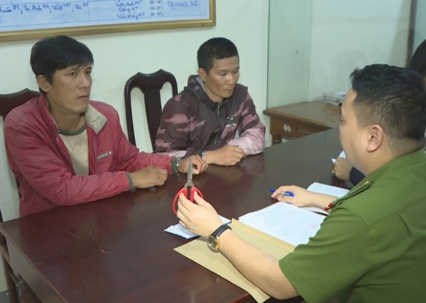 Bắt giữ 2 đối tượng giả công an, dùng hung khí cướp tài sản 
