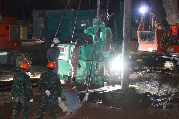 Bé trai lọt xuống cọc bê tông sâu 35 m đã tử vong: Phép màu không xảy ra