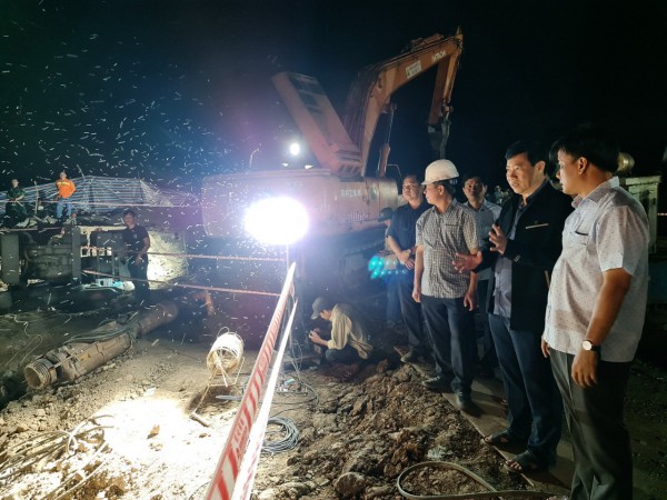 Bé trai lọt xuống cọc bê tông sâu 35 m: Địa hình phức tạp, gây khó khăn cho công tác cứu hộ