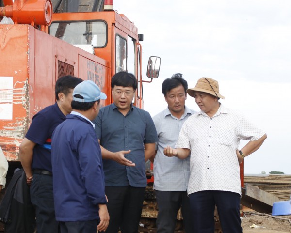 Bé trai lọt xuống cọc bê tông sâu 35 m: Huy động nhiều lực lượng tham gia cứu hộ