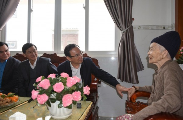 Bí thư Thành ủy TP.HCM thăm, tặng quà tết tại tỉnh Lâm Đồng Bí thư Thành ủy TP.HCM thăm, tặng quà tết tại tỉnh Lâm Đồng