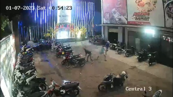Bình Dương: Mâu thuẫn trên mạng xã hội, chém người gây thương tích ngay cửa quán bar