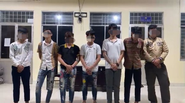 Bình Dương: Mâu thuẫn trên mạng xã hội, chém người gây thương tích ngay cửa quán bar