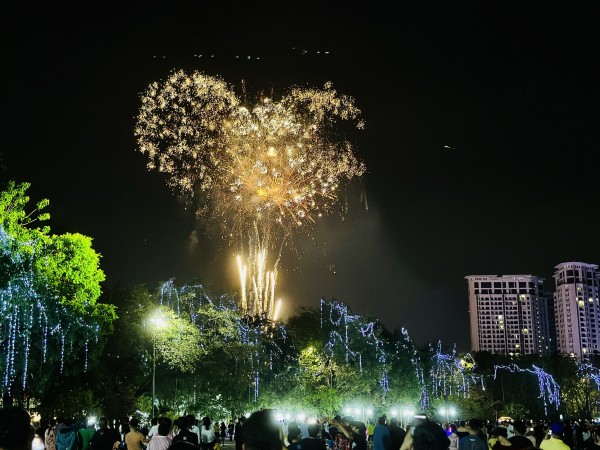 Bình Dương: Pháo hoa rực rỡ đêm giao thừa, 400.000 lao động ở lại đón tết