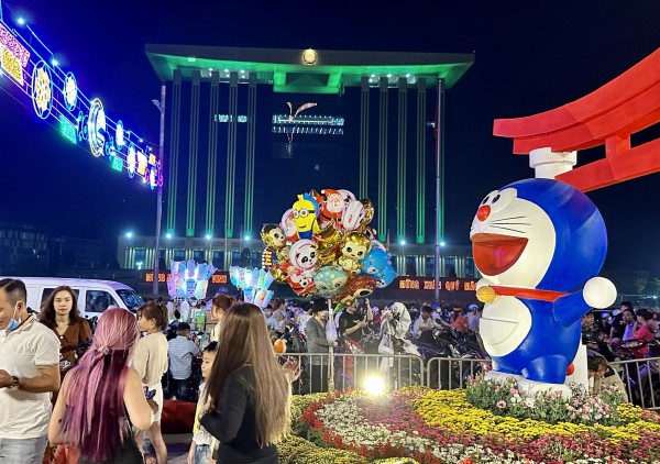 Bình Dương: Pháo hoa rực rỡ đêm giao thừa, 400.000 lao động ở lại đón tết