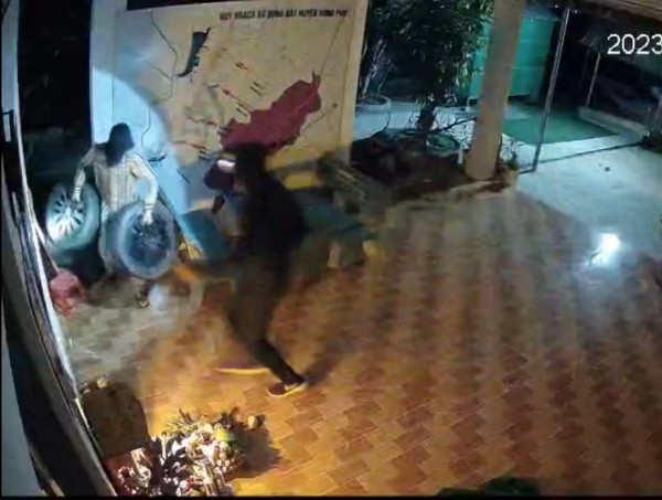 Bình Phước: Nhóm người lạ mặt ngang nhiên mang hung khí vào nhà dân trộm tài sản