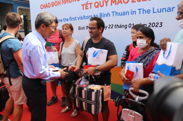 Bình Thuận: Tặng lì xì những du khách quốc tế đầu tiên đến xông đất Mũi Né