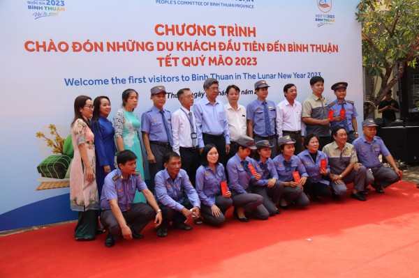 Bình Thuận: Tặng lì xì những du khách quốc tế đầu tiên đến xông đất Mũi Né