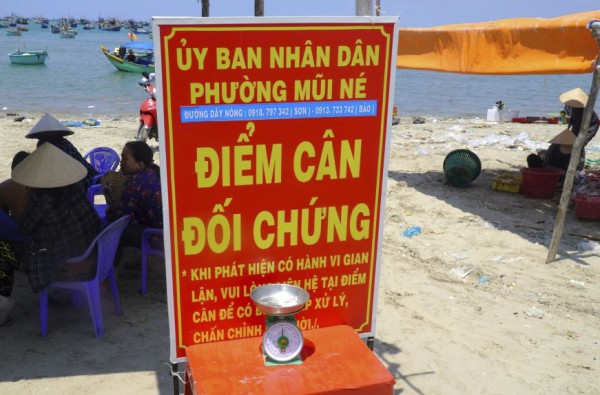 Bình Thuận: Yêu cầu tháo dỡ các lán trại bán hải sản Bình Thuận: Yêu cầu tháo dỡ các lán trại bán hải sản