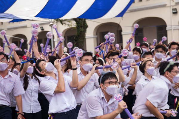 Bỏ lớp không chuyên trong trường chuyên, nên hay không ?