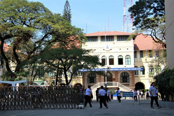 Bỏ lớp không chuyên trong trường chuyên, nên hay không ?