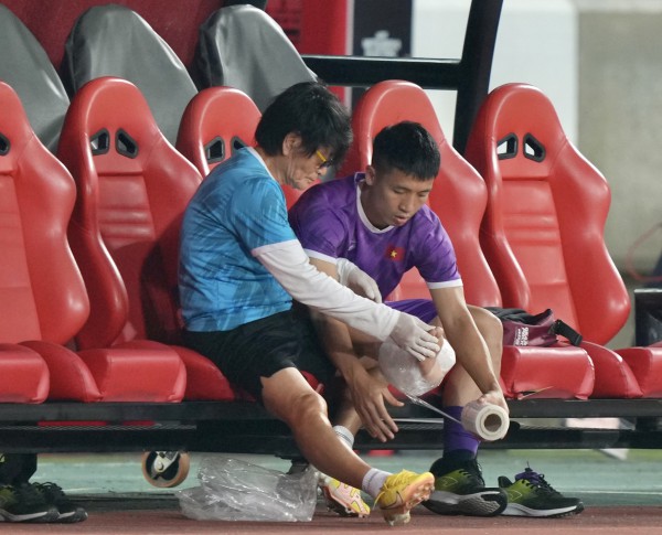 Bùi Tiến Dũng buồn thiu nhìn đồng đội tuyển Việt Nam tập trên sân Thammasat