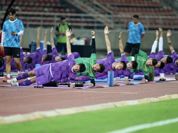 Bùi Tiến Dũng buồn thiu nhìn đồng đội tuyển Việt Nam tập trên sân Thammasat