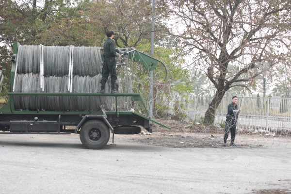 Cảnh sát sớm lắp cổng từ tại sân Mỹ Đình, mặt cỏ được tưới nước lần cuối