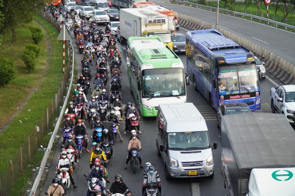 Cầu Mỹ Thuận tiếp tục ùn tắc nặng nề trong chiều mùng 8 tết