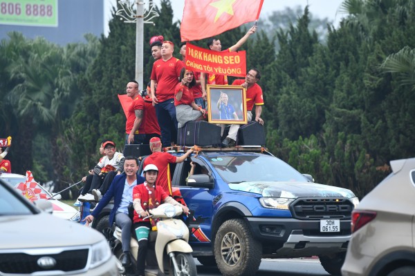 CĐV Việt Nam nườm nượp đổ về sân Mỹ Đình xem bán kết lượt về AFF Cup