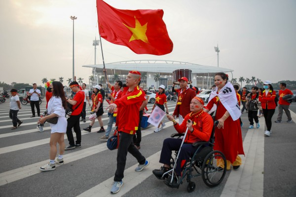 CĐV Việt Nam nườm nượp đổ về sân Mỹ Đình xem bán kết lượt về AFF Cup