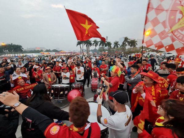 CĐV Việt Nam nườm nượp đổ về sân Mỹ Đình xem bán kết lượt về AFF Cup