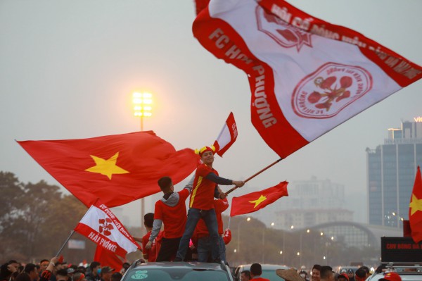 CĐV Việt Nam nườm nượp đổ về sân Mỹ Đình xem bán kết lượt về AFF Cup