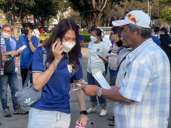 CĐV Việt Nam săn lùng vé chợ đen Thammasat để cổ vũ tuyển Việt Nam