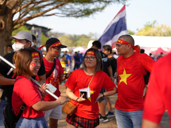 CĐV Việt Nam săn lùng vé chợ đen Thammasat để cổ vũ tuyển Việt Nam