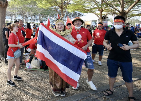 CĐV Việt Nam săn lùng vé chợ đen Thammasat, Quang Hải không đá chính