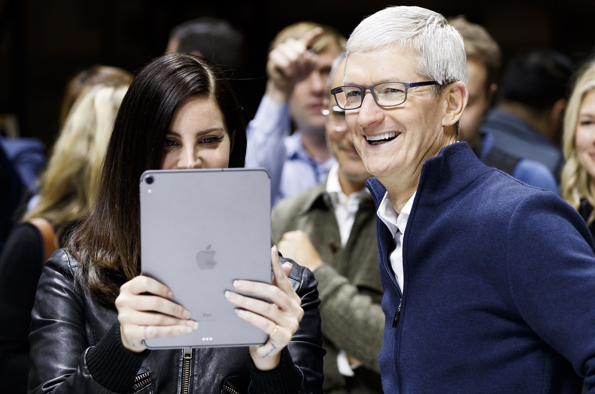 CEO Tim Cook bị giảm lương thưởng CEO Tim Cook bị giảm lương thưởng