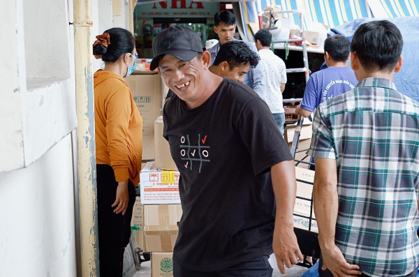 Chợ Bình Tây tấp nập người ra vào dịp Tết, tiểu thương vẫn 