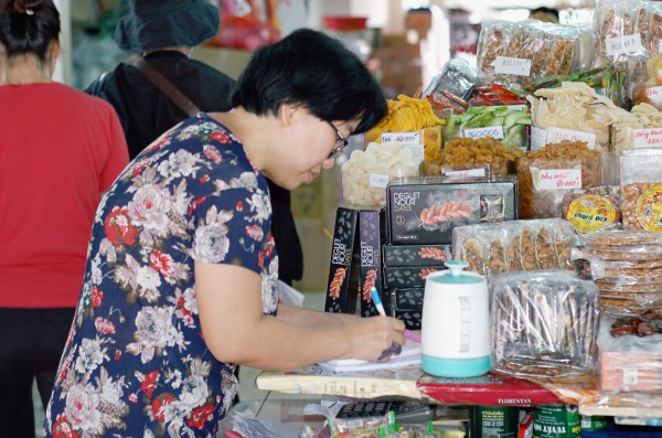 Chợ Bình Tây tấp nập người ra vào dịp Tết, tiểu thương vẫn 