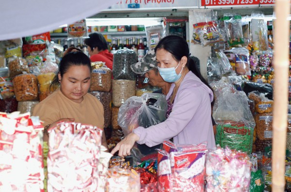 Chợ Bình Tây tấp nập người ra vào dịp Tết, tiểu thương vẫn 