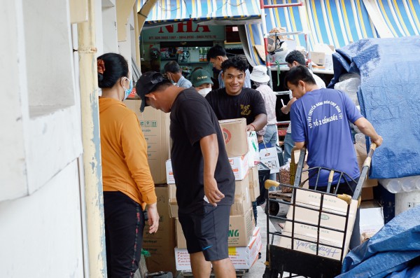 Chợ Bình Tây tấp nập người ra vào dịp Tết, tiểu thương vẫn 