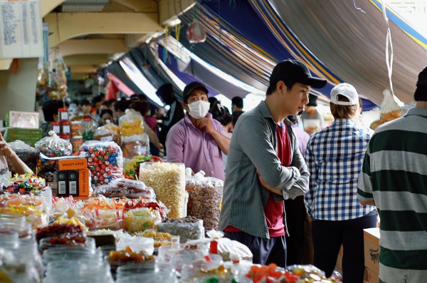 Chợ Bình Tây tấp nập người ra vào dịp Tết, tiểu thương vẫn 