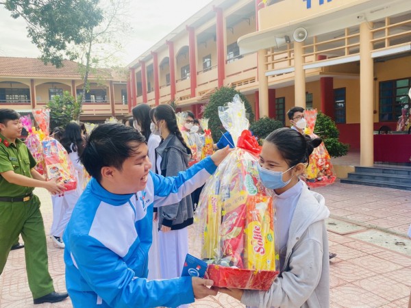 Chở tết ấm đi muôn nơi