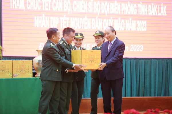 Chủ tịch nước chúc tết bộ đội biên phòng và công nhân lao động Đắk Lắk