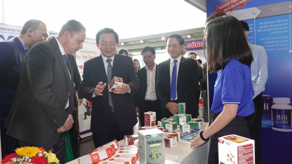 Chủ tịch UBND tỉnh Bình Định tặng 2 bằng khen cho VP đại diện Báo Thanh Niên
