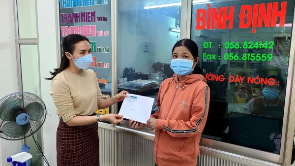 Chủ tịch UBND tỉnh Bình Định tặng 2 bằng khen cho VP đại diện Báo Thanh Niên