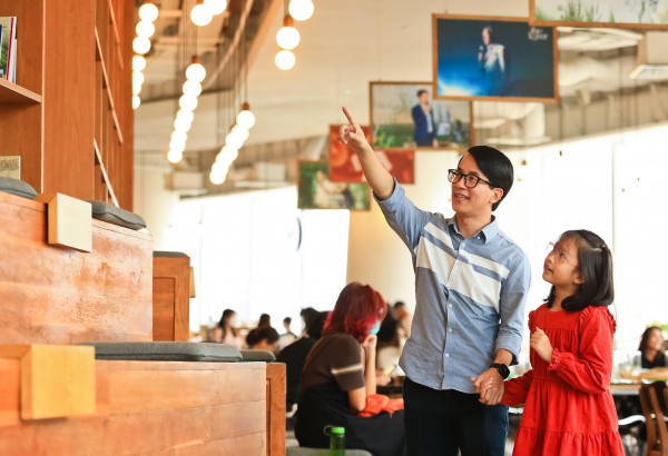 Cô bé lớp 4 đọc hàng ngàn quyển sách