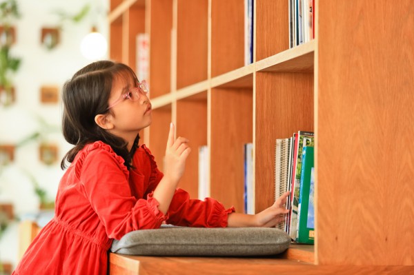 Cô bé lớp 4 đọc hàng ngàn quyển sách