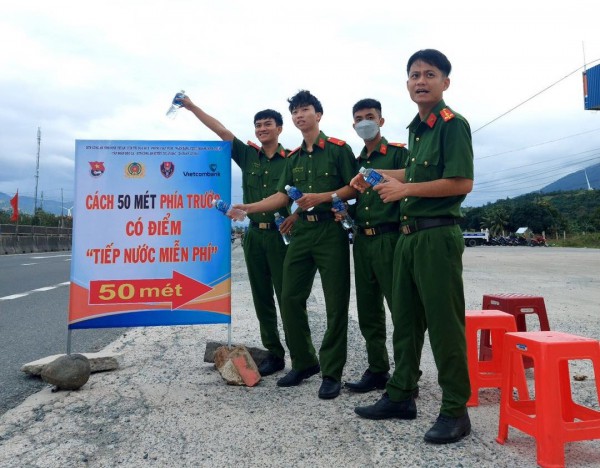 Công an Ninh Thuận tiếp nước uống cho người dân đi xe máy về quê đón tết