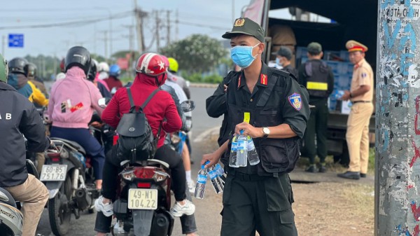 CSGT Công an Đồng Nai phát nước miễn phí cho người dân về quê ăn tết