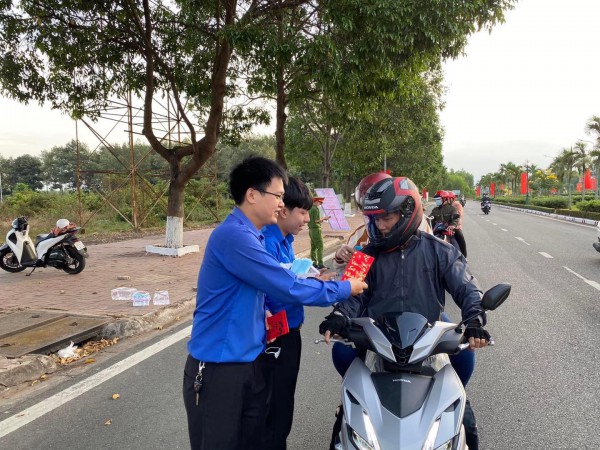 CSGT Công an Đồng Nai phát nước miễn phí cho người dân về quê ăn tết