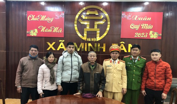 Cụ ông đi lạc trên cao tốc vào đêm 29 tết, may mắn được CSGT giúp đỡ