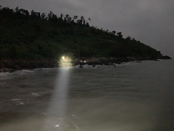 Đà Nẵng: Cứu hộ phượt thủ ngã xuống bãi đá Sủng Cỏ