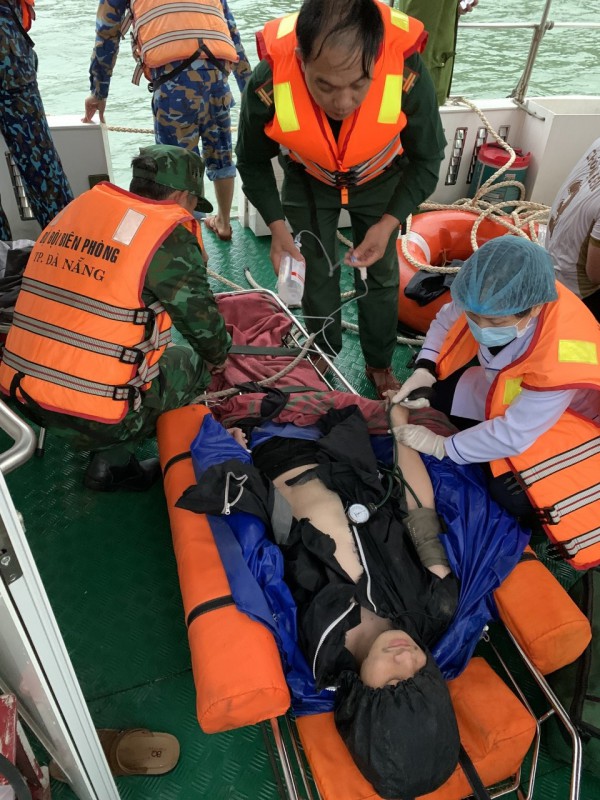 Đà Nẵng: Cứu hộ phượt thủ ngã xuống bãi đá Sủng Cỏ