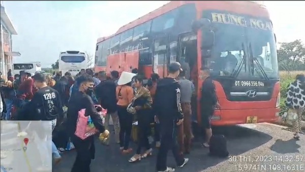 Đà Nẵng: Phát hiện xe dùng tem kiểm định giả, nhồi nhét khách Đà Nẵng: Phát hiện xe dùng tem kiểm định giả, nhồi nhét khách